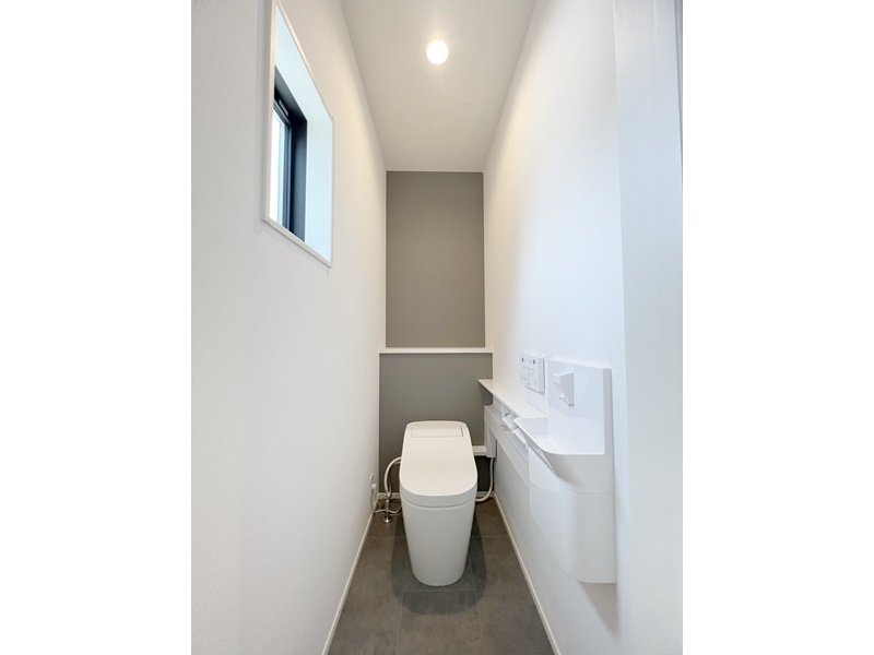 2号地　1階トイレは人気の高いPanasonicのアラウーノを使用！２種類の泡で汚れをしっかり落とす激落ちバブルで、面倒なトイレ掃除の時間を減らし毎日清潔に保つことで家事時間を節約！